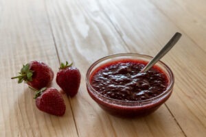 Geleia de Morango caseira doce cremosa e irresistível perfeita para pães bolos e sobremesas especiais