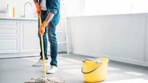 Eu adiciono isso à água morna e lavo o chão, ele brilha como novo!