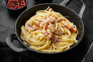Macarrão à carbonara cremoso e irresistível que traz o sabor autêntico da culinária italiana