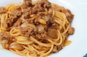 Macarrão de Panela de Pressão com Carne Moída que lembra almoço rápido e cheio de sabor