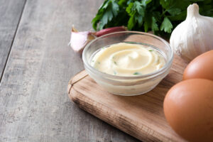 Maionese caseira cremosa versátil e saborosa ideal para acompanhar lanches saladas e carnes