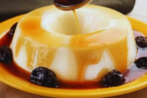 Manjar de Coco com Calda de Ameixa