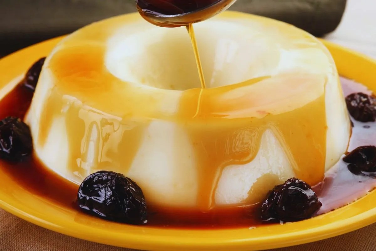 manjar de coco com calda de