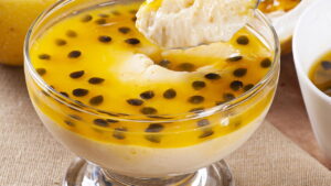 Mousse de maracujá refrescante para surpreender a família