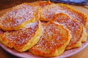 Panquecas de maçã suculentas em 5 minutos