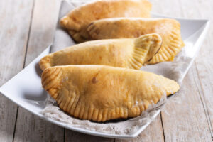Pastel de massa cozida crocante e saboroso perfeito para festas e lanches em família