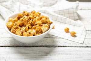 Pipoca doce crocante e caramelizada que traz de volta o sabor das tardes em família