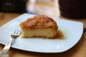 Pudim de Pão com Leite Condensado macio e caramelizado que lembra a casa da vovó