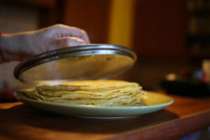 Panqueca americana fofinha e dourada perfeita para cafés da manhã especiais em família