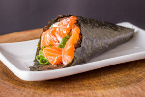 Temaki japonês fresco crocante e saboroso perfeito para refeições rápidas ou momentos especiais