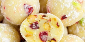 Trufas festivas de chocolate branco: eu sempre faço aqui em casa, é fácil e deliciosa!