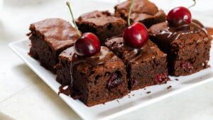 Brownie simples ou com recheio de cerejas: um clássico irresistível