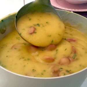 Esse caldo de mandioca com bacon transforma ingredientes simples em puro conforto