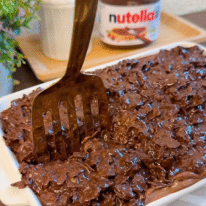 Bolo de Chocolate Crunch Cake em 45 Minutos com Nestlé