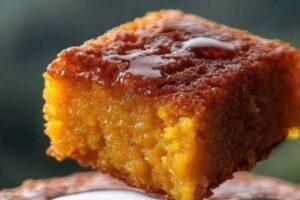 Você nunca mais vai errar o ponto do Bolo de Milho Cremoso com Calda depois dessa receita!