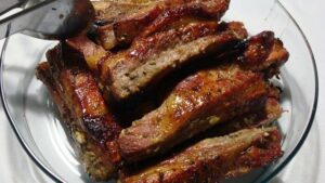 Douradinha, suculenta e cheia de sabor! A costelinha de porco assada que faz sucesso em qualquer almoço