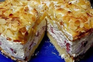 Torta Gelada com Morango e Amêndoas