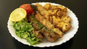 O Espetinho Árabe que Carrega Sabor em Cada Mordida Suculenta