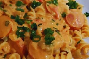 Macarrão com Molho Cremoso de Queijos, Salsicha e Espinafre