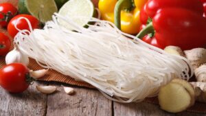 Macarrão de Arroz com Legumes e Molho Oriental