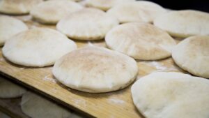 o pão leve e versátil da culinária mediterrânea