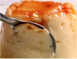 Como um pudim cremoso fica pronto em minutos dentro de uma caneca