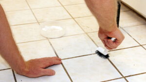 Esqueça o sabão em pó para limpar rejunte; esse produto caseiro deixa tudo branco sem esforço