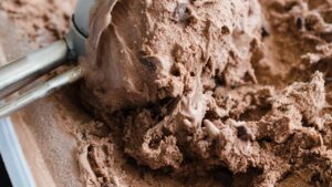 Sorvete de Chocolate Cremoso: intenso, gelado e irresistível