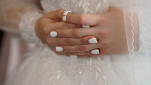 O que significa usar unhas quadradas segundo a psicologia