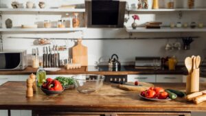 Utensílios de cozinha de plástico que você deve jogar fora o mais rápido possível, de acordo com especialistas em saúde