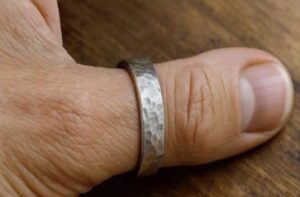 A Maioria das Pessoas Não Sabe o Que Significa Usar um Anel no Polegar