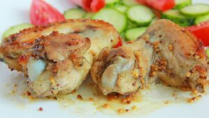 Asinhas assadas até dourar, servidas com uma salada leve, crocante e cheia de cor