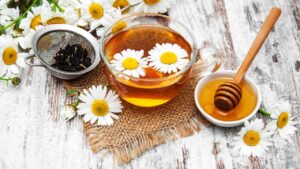 Aqui a camomila se dissolve no calor e o mel entra dando aquele toque de aconchego