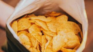 Chips caseiros que ficam secos, brilhantes e com aquela crocância que pega de surpresa