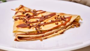 Massa fina de crepe preparada na frigideira, ideal para rechear e dobrar à moda francesa