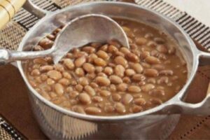 É um grande erro adicionar apenas água para cozinhar o feijão