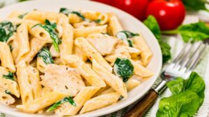 Por que o frango Alfredo combinado com penne espinafre conquista até quem não gosta de espinafre?