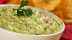 Este guacamole esconde uma combinação curiosa que intensifica o abacate sem roubar a leveza do prato