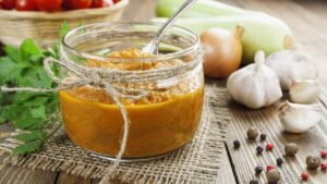 Uma mistura cremosa de legumes cozidos que vira um patê leve e cheio de sabor fresco