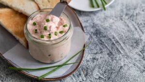 Um jeito inesperado de misturar o salmão transforma este patê numa explosão suave de sabor