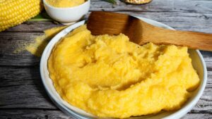 Depois que aprendi essa polenta cremosa, nunca mais precisei de restaurante italiano!