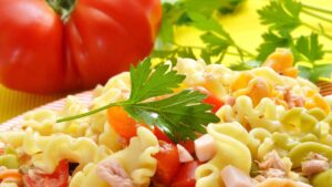 O truque que transforma Salada de Macarrão comum em prato de chef