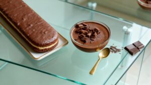 Uma travessa inteira de alfajor — doce de leite generoso, textura delicada e sabor de festa