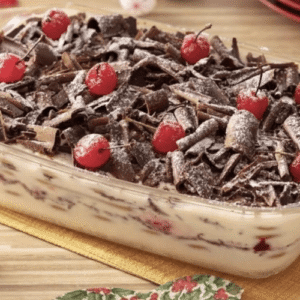 Pavê de Natal Cremoso com Cereja e Raspas de Chocolate Nestlé em 30 Minutos