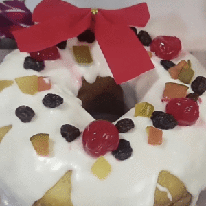 Bolotone de Natal Fofo com Glacê Branco e Cerejas Brilhantes em 1 Hora