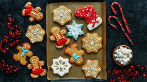 O encanto dos biscoitos de Natal como uma simples massa virou tradição, afeto e magia