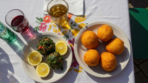 Esse bolinho é tão crocante por fora e macio por dentro que parece abraço frito!