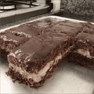 Esse bolo é a prova de que o amor também pode ser servido gelado! –