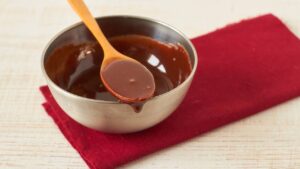 Uma calda quentinha que desce macia e transforma qualquer sobremesa em abraço doce