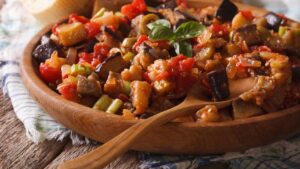 Acompanhamento? Entrada? Recheio? A caponata faz tudo e faz bem